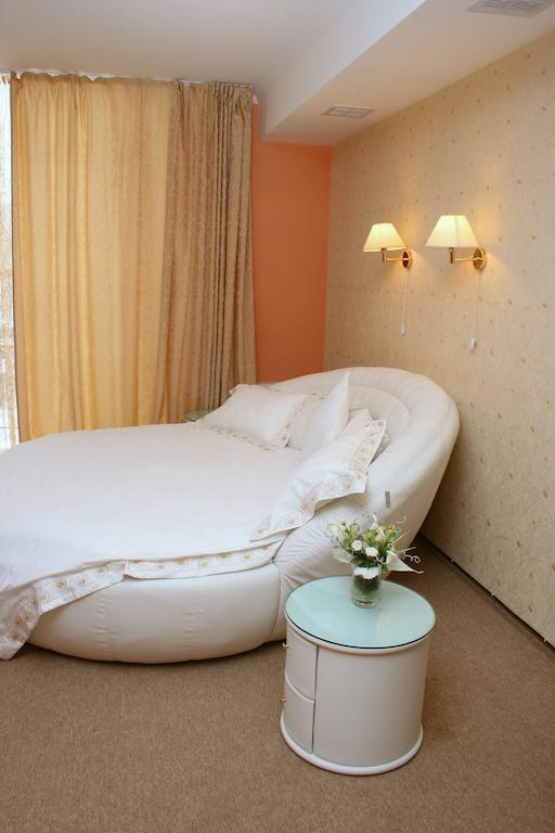 Premier Hotel Shafran Sumy Exteriör bild